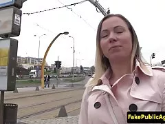 Came to the little girl to visit and fucked her